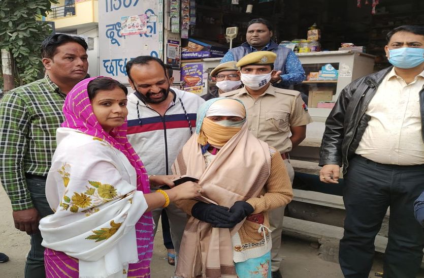 अच्छा काम करने वालों का सम्मान, लापरवाही पर नोटिस