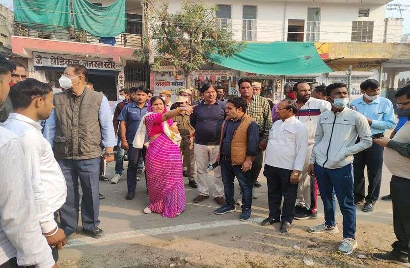 निगम दस्ते का विरोध, वाहनों में तोड़फोड़ निगम दस्ते का विरोध, वाहनों में तोड़फोड़