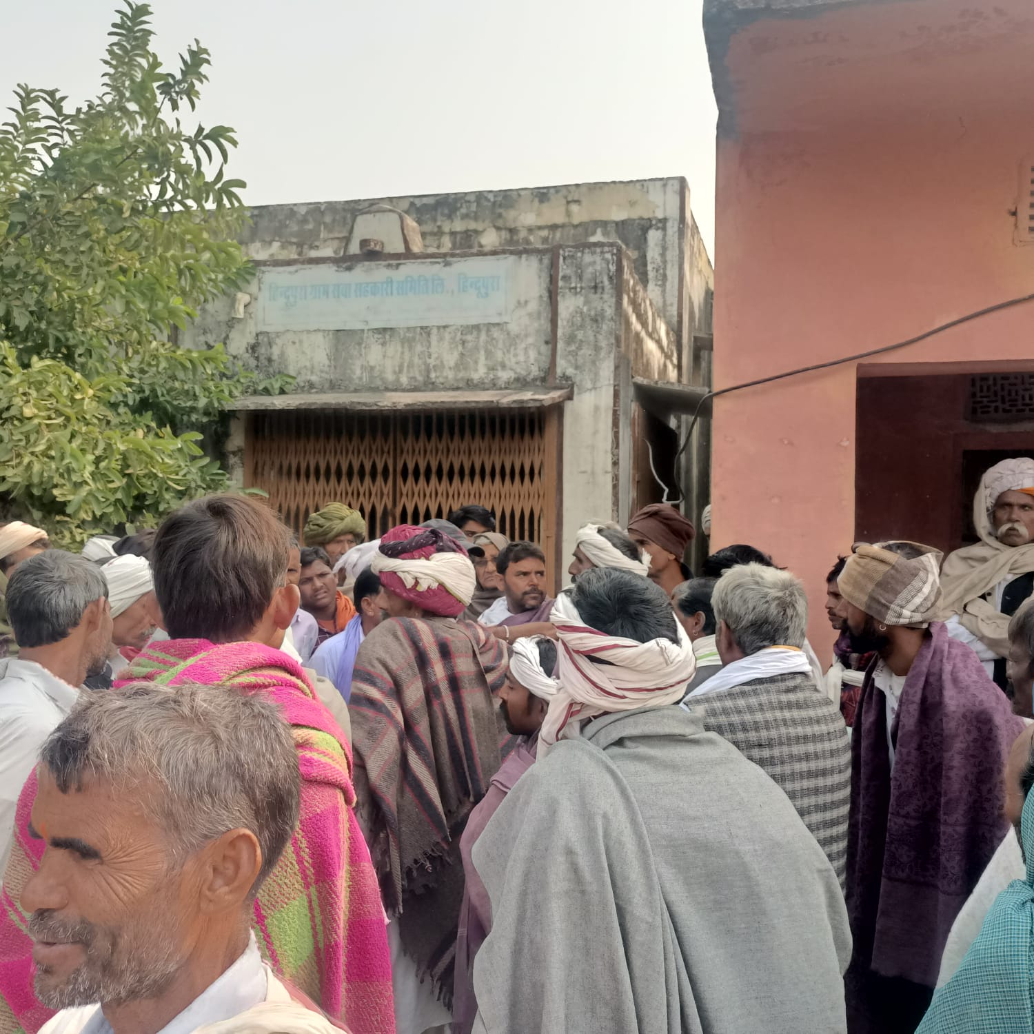 खाद दो बैग के साथ नैनो यूरिया की एक बोतल देने का किसानों का विरोध