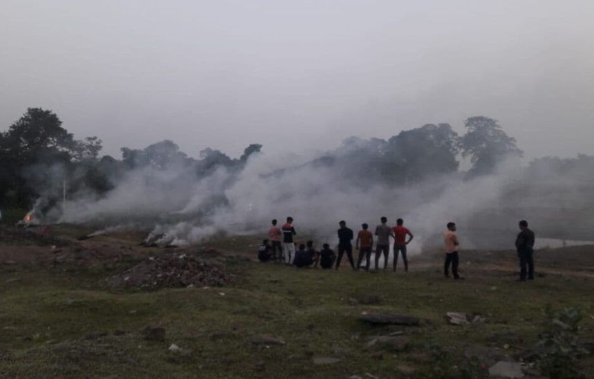 बिजली के तारों से घांस से भरी ट्राली में लगी आग