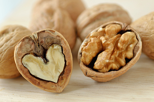 Walnut for Skin: जानिए त्वचा के लिए अखरोट कितना फायदेमंद होता है