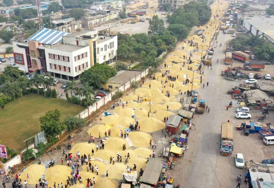 भामाशाहमंडी ठसाठस, सड़क पर करनी पड़ी नीलामी
