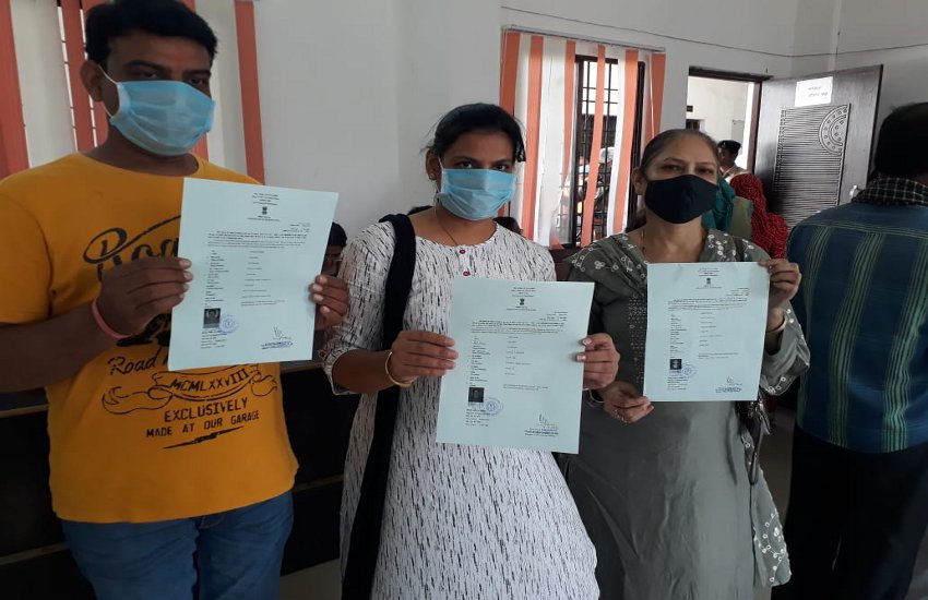 जनचौपाल में कलेक्टर ने तीन पाकिस्तानी नागरिकों को सौंपे नागरिकता प्रमाण पत्र