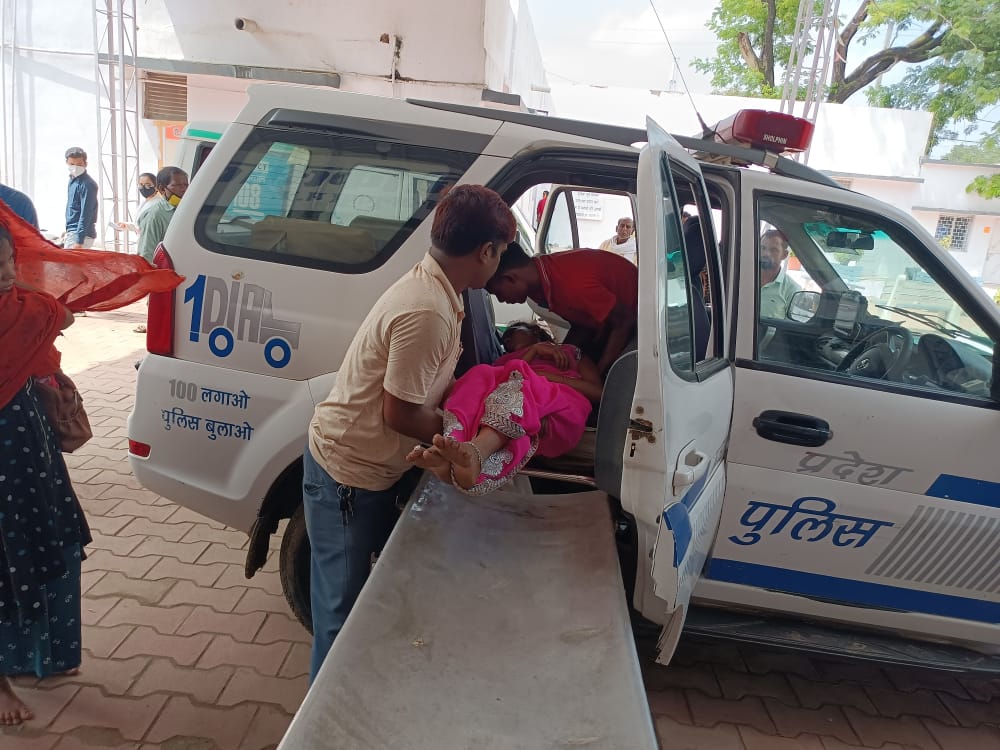 For the treatment of mother suffering from snakebite, daughter sought
