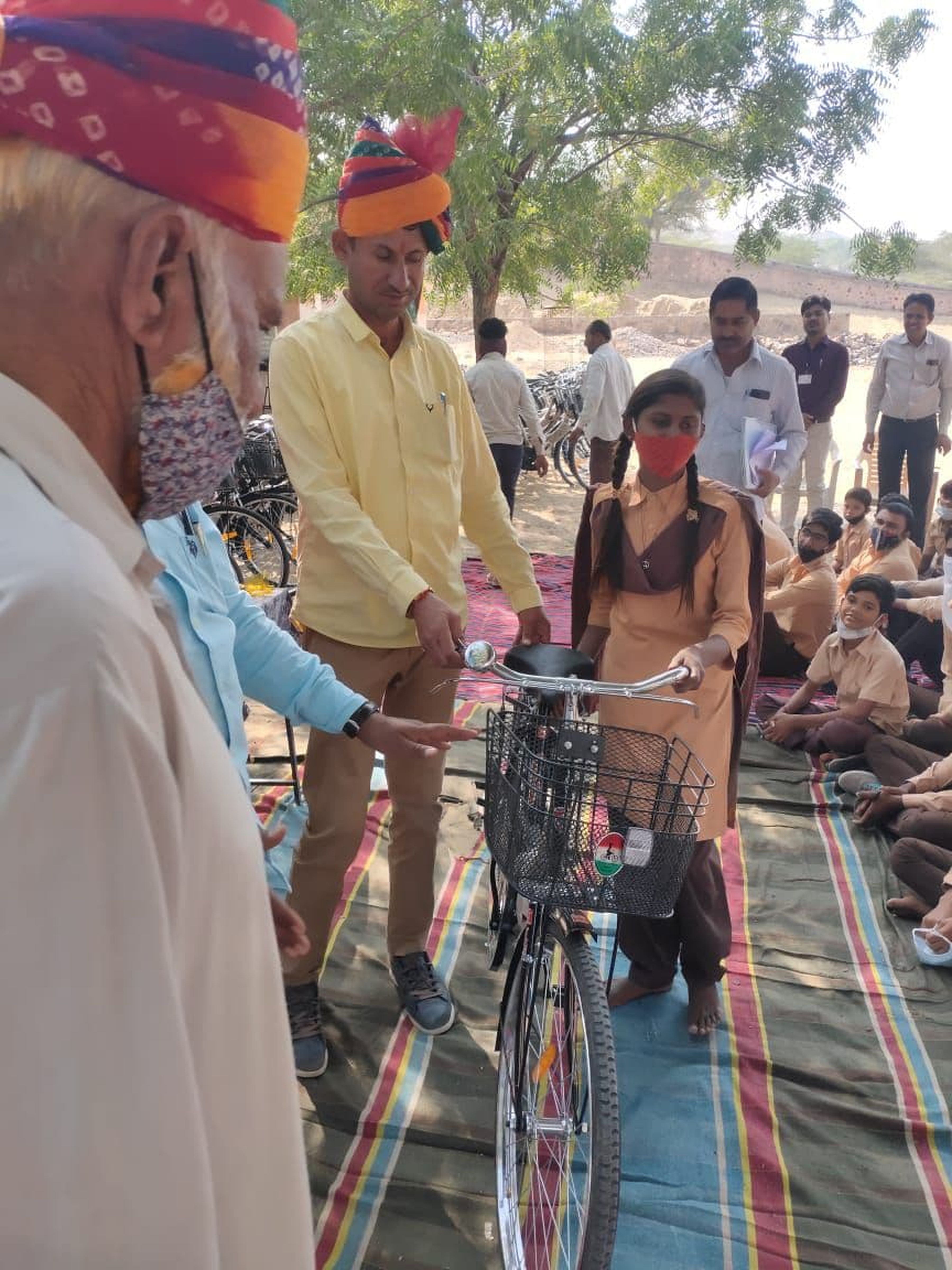 बालिकाओं को बांटी साइकिलें