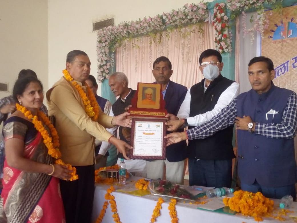 उत्कृष्ट कार्य करने वाले शिक्षक सम्मानित
