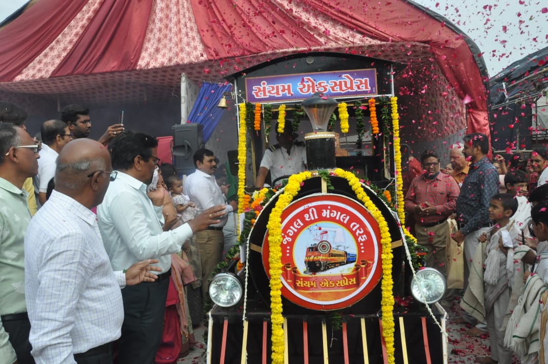 दीक्षा नगरी सूरत मेंं चली संयम एक्सप्रेस