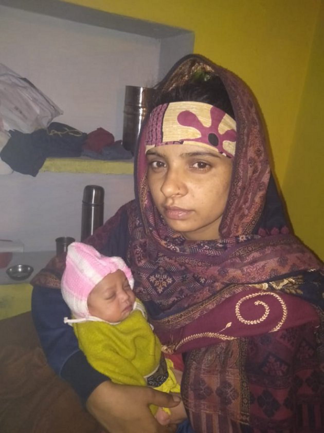 अस्पताल में नहीं था स्टाफ, महिला ने फर्श पर दिया बच्चे को जन्म