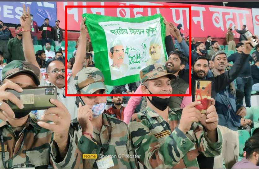 Jaipur Cricket Match spectators raise slogans in support of farmers 2