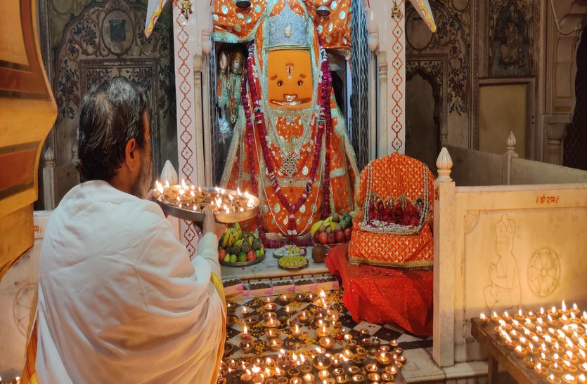 'जागती ज्योत' के नाम से प्रसिद्ध है बालाजी, जले 2100 घी के दीपक