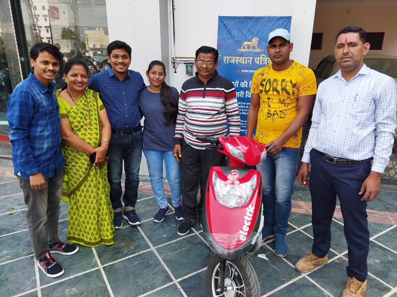 Scooty gifted to Rajasthan Patrika, Somani family happy