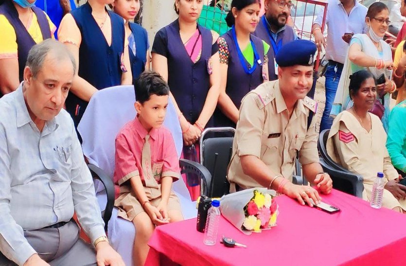 छह साल का बच्चा बना थानेदार, पुलिसकर्मियों से पूछा हमको तो स्कूल में छुट्टी मिलती है, क्या आपको मिलती है ?