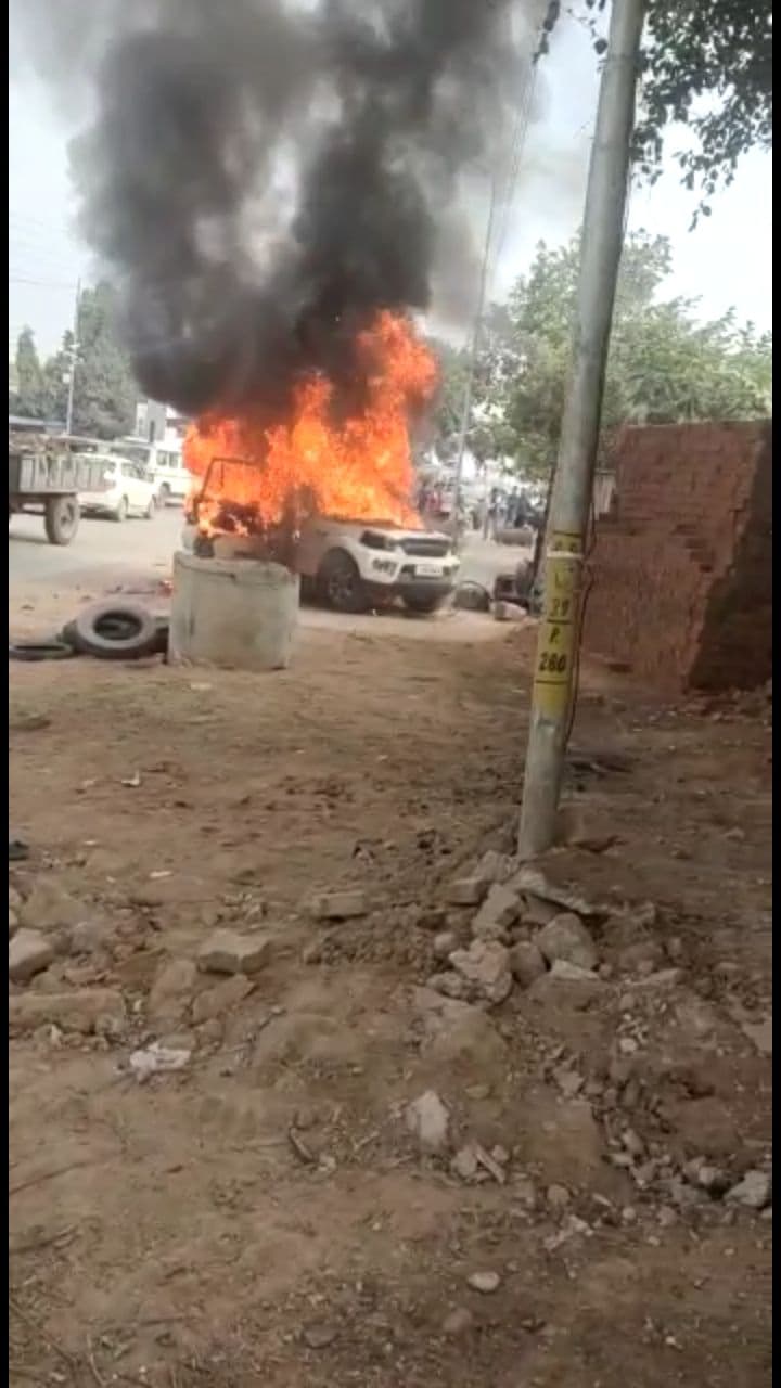 शहर में बेखौफ अपराधी: दिनदहाड़े खड़ी कार पर किए फायर, पेट्रोल छिड़ककर लगाई आग