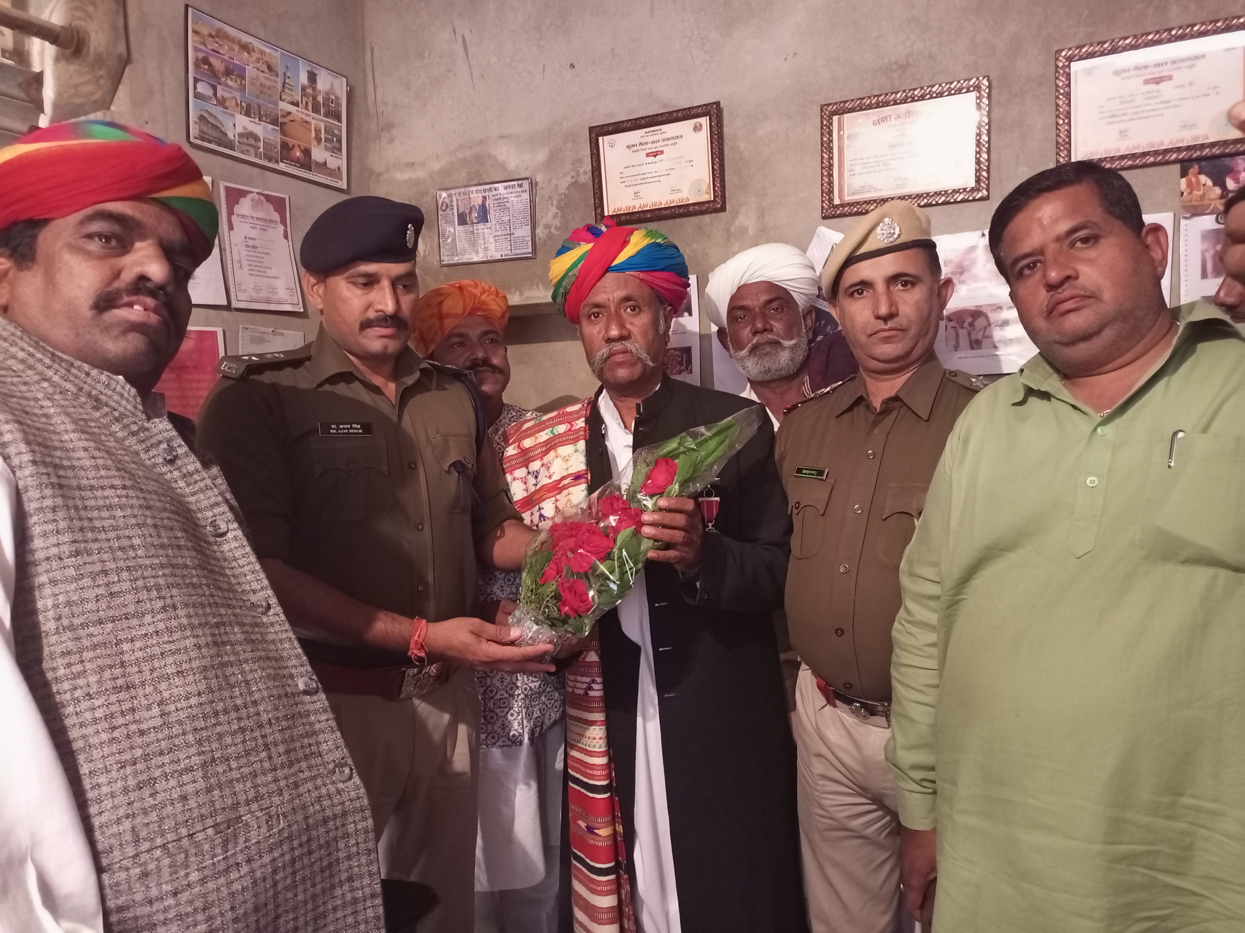 पुलिस अधीक्षक पहुंचे पद्मश्री उस्ताद अनवर खान के घर, दी बधाई