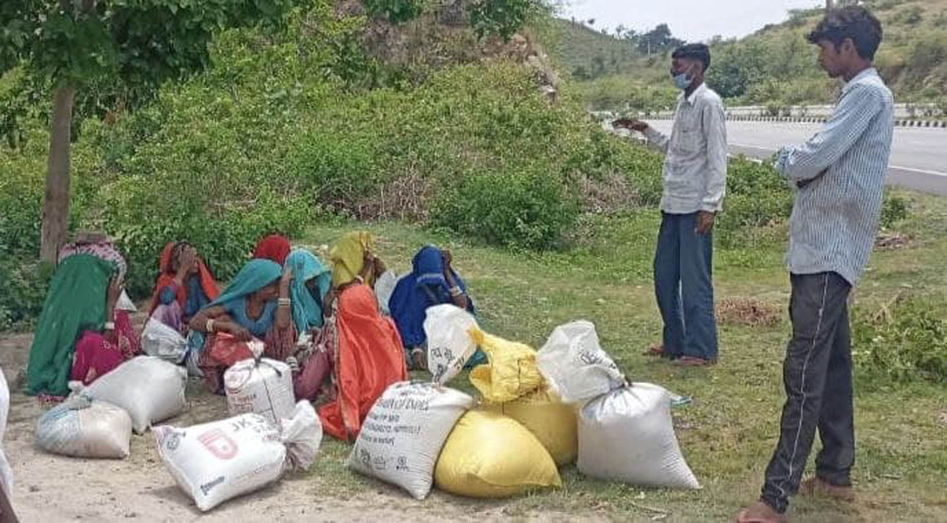 उदयपुर जिले के गोगुंदा क्षेत्र में राशन लेकर पैदल सफर करने वाली महिलाएं बीच सडक़ में आराम करती हुई। - गोगुंदा