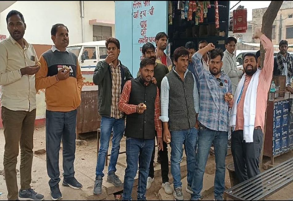 कृषि कानूनों को वापस लेने की घोषणा पर खुशी, बांटी मिठाई