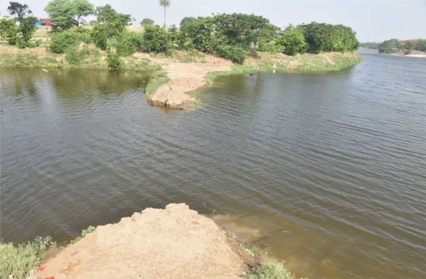 Kshipra is waiting to be rescued from the dirty water of Kanh river.