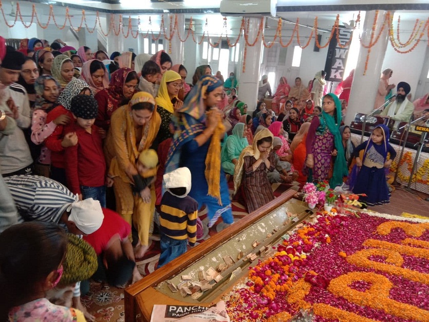 प्रकाशोत्सव पर मत्था टेकने के लिए उमड़ी संगत