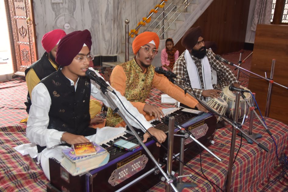 सतगुरू नानक प्रगट्या मिटी धुंध जग चानण होआ...