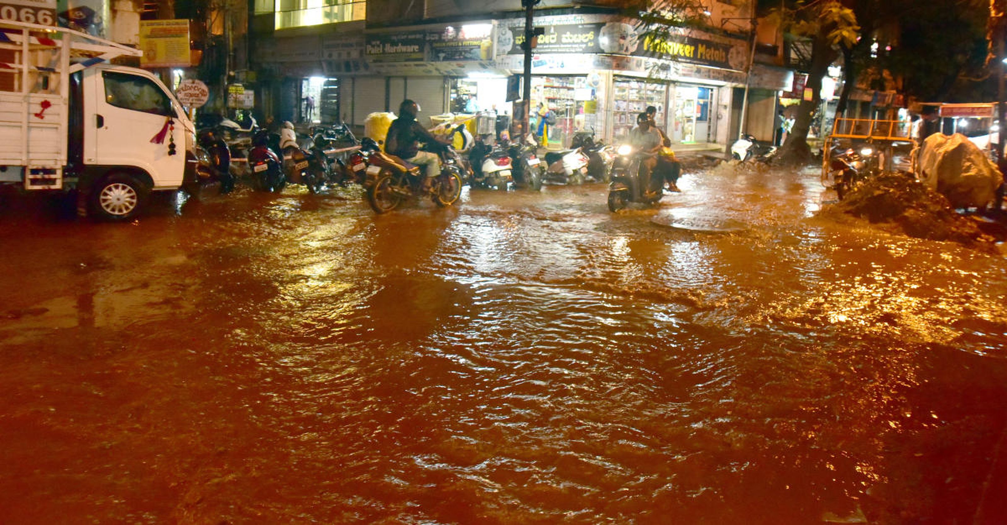कई जगहों पर जलभराव, यातायात हुआ बाधित