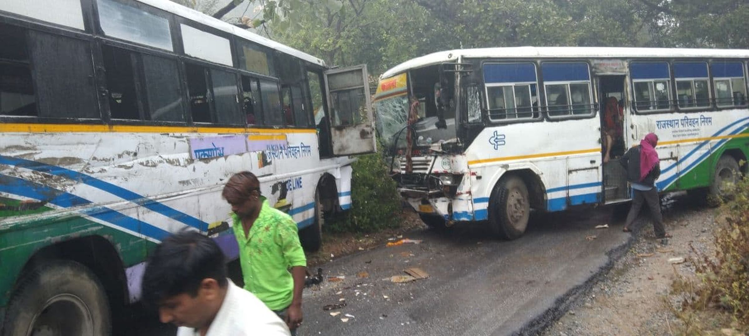 रोडवेज बसों में भिड़ंत, 40 से अधिक यात्री घायल