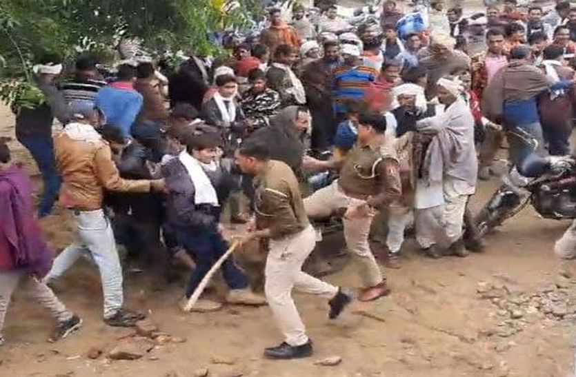VIDEO : राजस्थान के Bundi में मुख्यमंत्रीजी किसान खाद के लिए खा रहे पुलिस की लातें और लाठियां