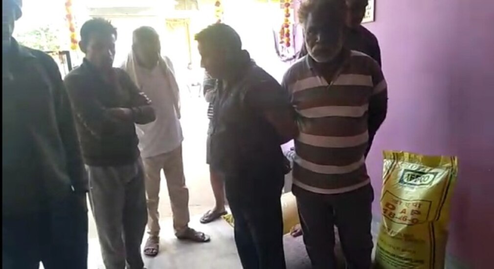 खाद विक्रेता पर दर्ज एफआईआर, किसान बोले-थोक डीलरों पर भी हो