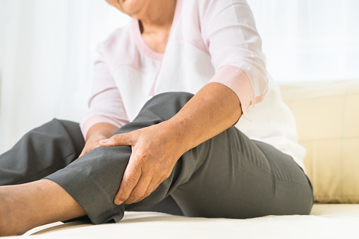 Home Remedies for Leg: अगर आपके भी पैरों में दर्द रहता हैं तो उसे राहत पाने के लिए आजमाएं ये घरेलू नुस्खे