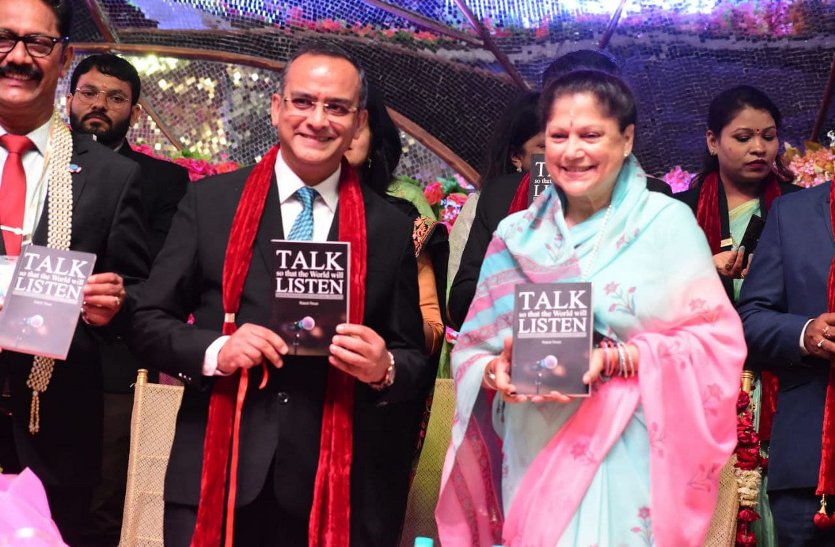 रिटायरमेंट के बाद शुरू कीं किताबें लिखना, युवाओं को सिखा रहे स्पीकिंग स्किल