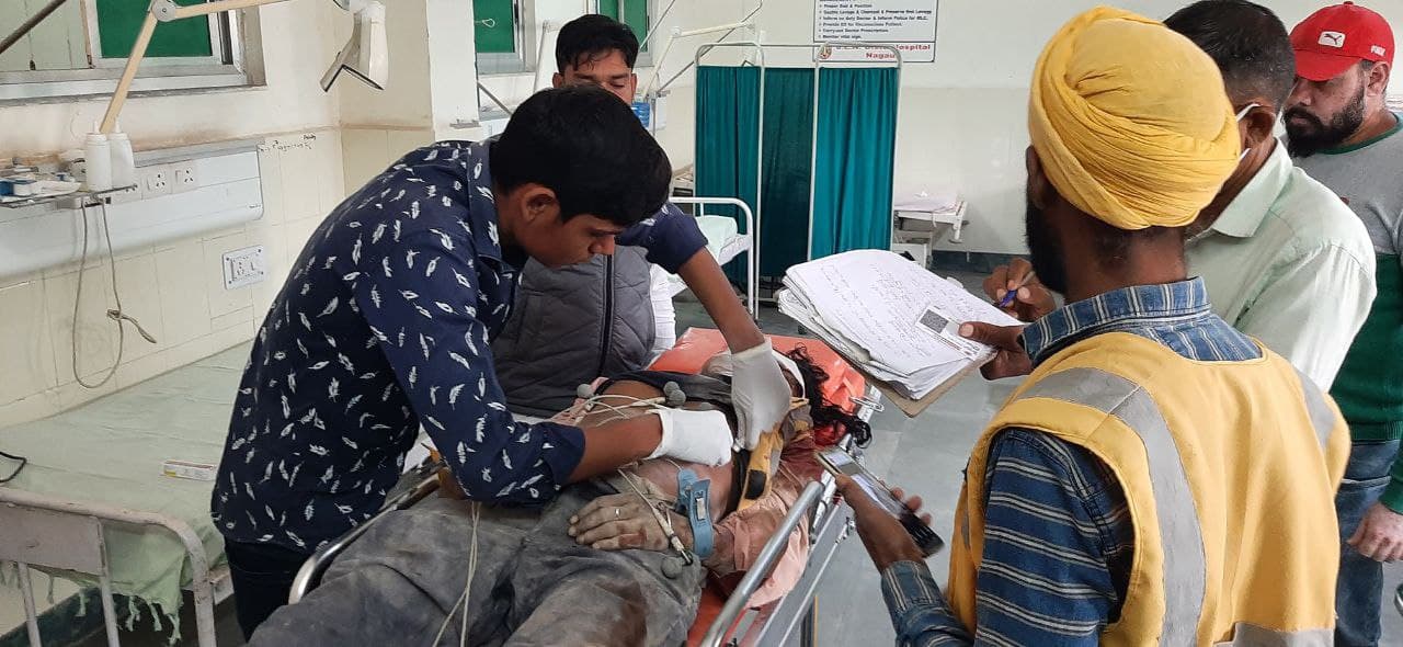 मशीन गिरने से श्रमिक हुआ था घायल