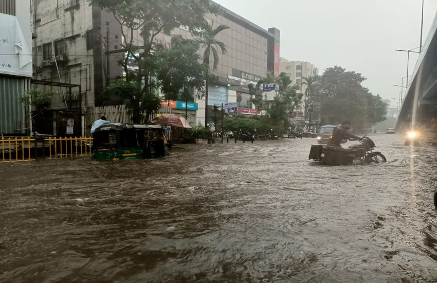 Surat/ बेमौसम बारिश से पानी-पानी, शहर में दो घंटे में डेढ़ इंच बारिश