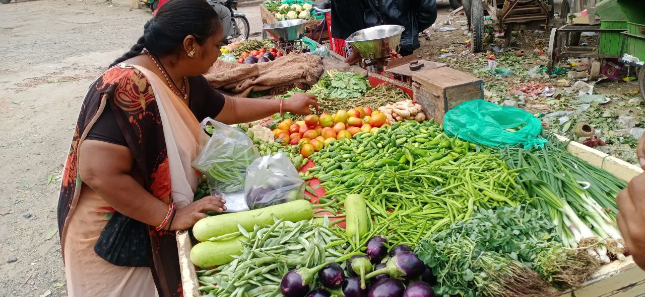 Gujarat: त्योहारों के बीतने के बावजूद कम नहीं हो रहे सब्जियों के दाम