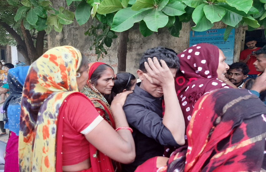 Gujarat Hindi News : पाकिस्तान से रिहा होकर वतन लौटे मछुआरे, परिजनों के आंखों में भर आए आंसू