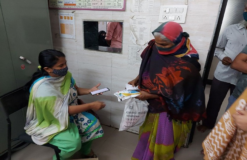 Ahmedabad: वैक्सीन लगवाएं, तेल का पाउच पाएं