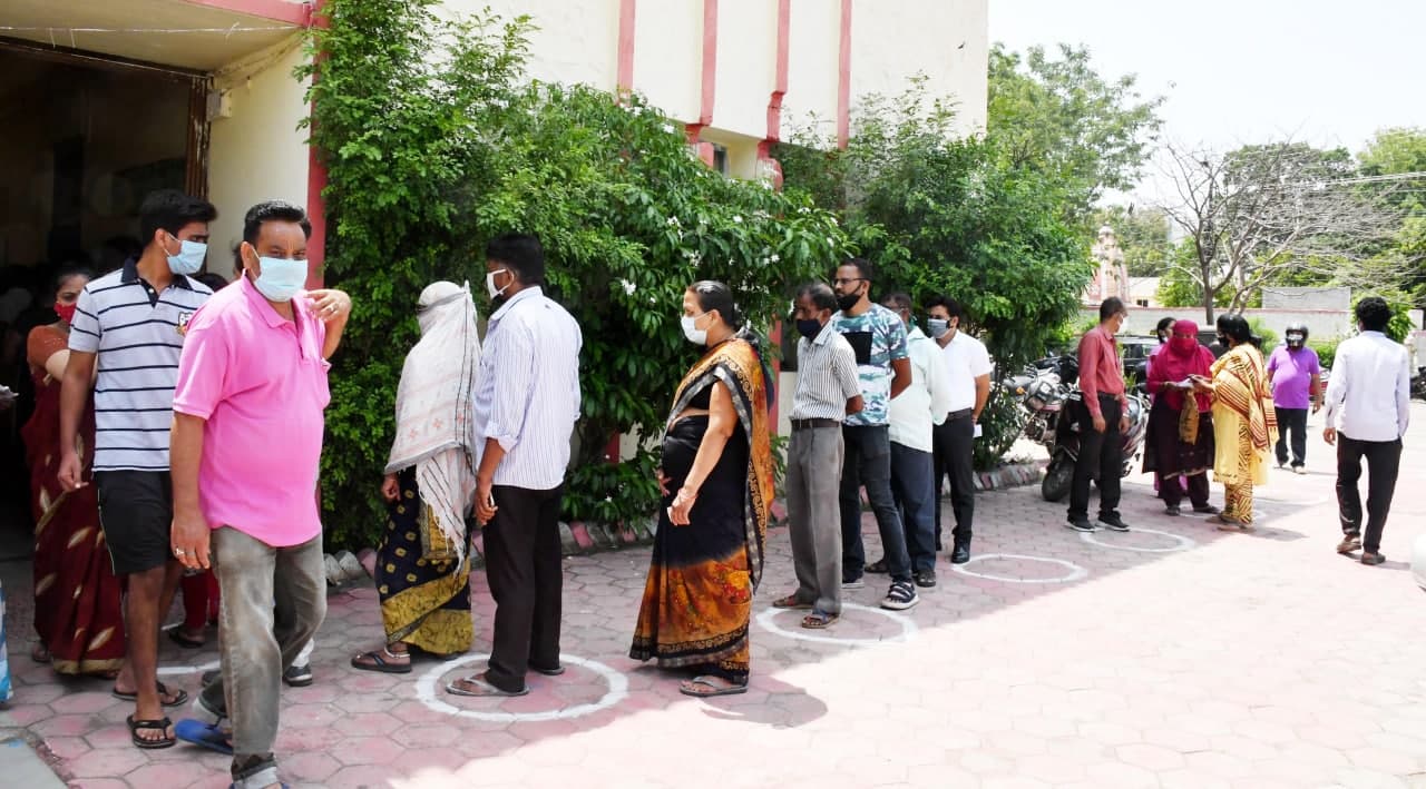 सहालग में 95 फीसदी चेहरों से मास्क गायब, जबकि वो यहीं है, 5.50 लाख को दूसरा डोज लगना बाकी, चंद दिनों में ही दो हजार शादियां