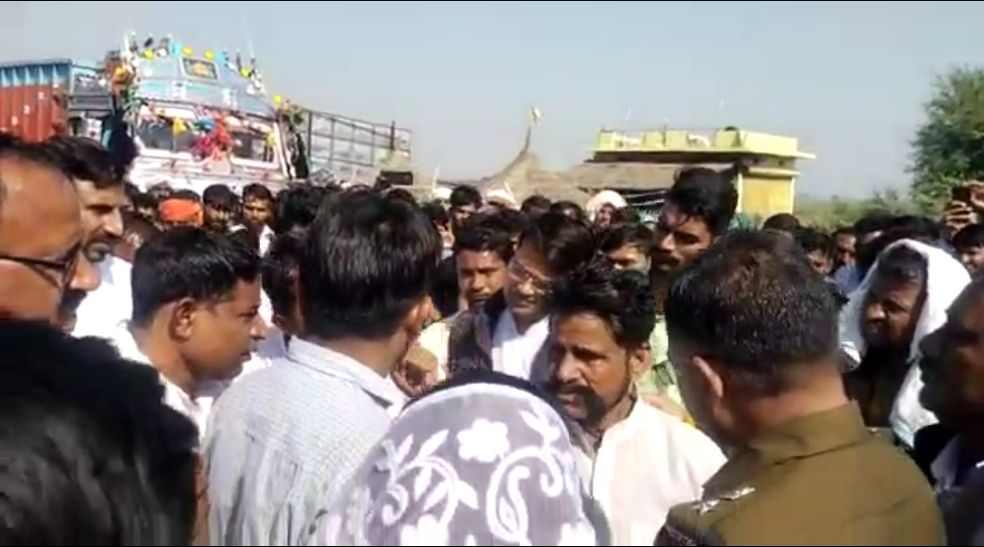 युवक की हत्या का मामला: महमदपुर के ग्रामीणों ने देवलेन मोड़ पर लगाया जाम, हत्या का मामला दर्ज,युवक की हत्या का मामला: महमदपुर के ग्रामीणों ने देवलेन मोड़ पर लगाया जाम, हत्या का मामला दर्ज
