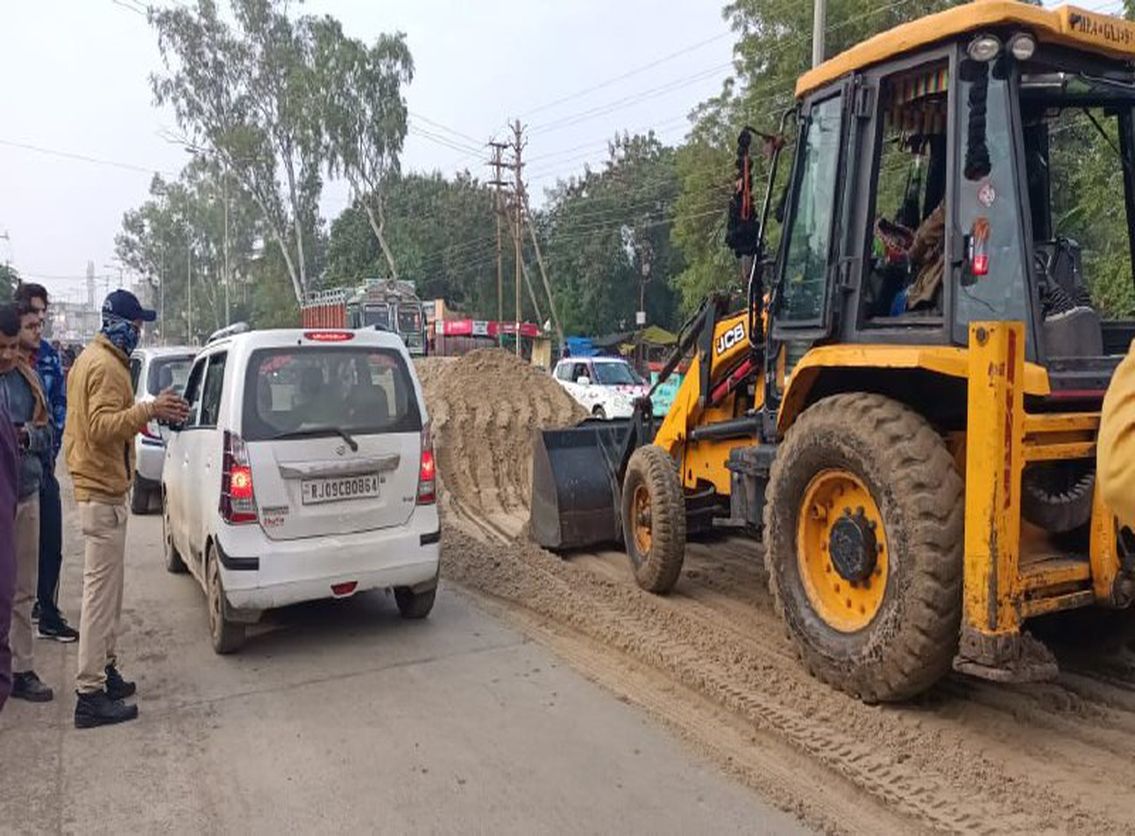 बेखौफ रेत माफिया : माइनिंग अधिकरी ने रोकना चाहा अवैध डंपर तो चालक ने क्या जानने के लिए पढ़ें ये खबर