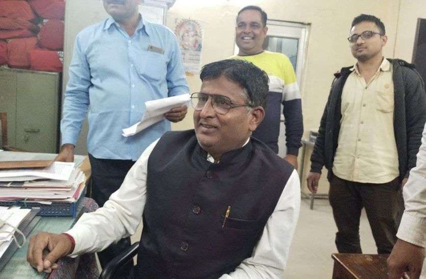 Os arrested red handed taking bribe in the name of Ajmer DRM Os arrested red handed taking bribe in the name of Ajmer DRM