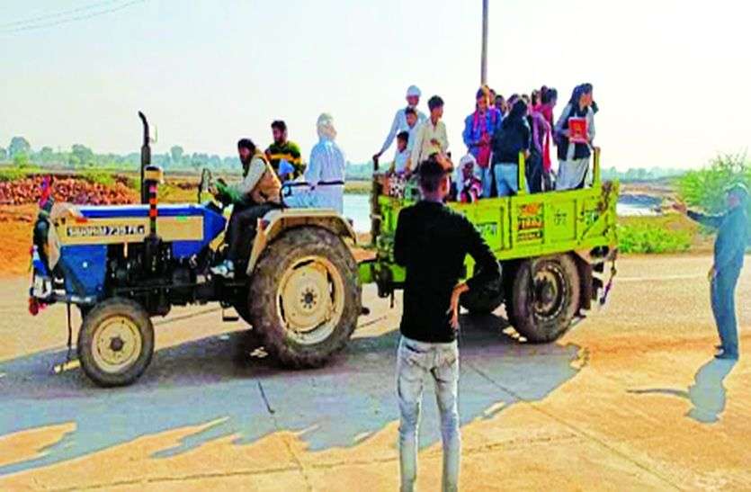 Students reach college by tractor-trolley, bus stop should be made Students reach college by tractor-trolley, bus stop should be made