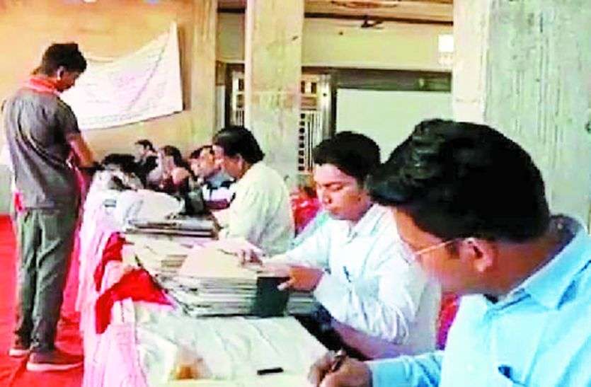 Despite having a huge budget, cleanliness is not being done in the town Despite having a huge budget, cleanliness is not being done in the town