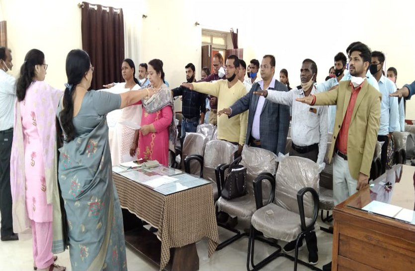 दुनिया का सबसे लंबा लिखित संविधान पार कर चुका है सात दशक