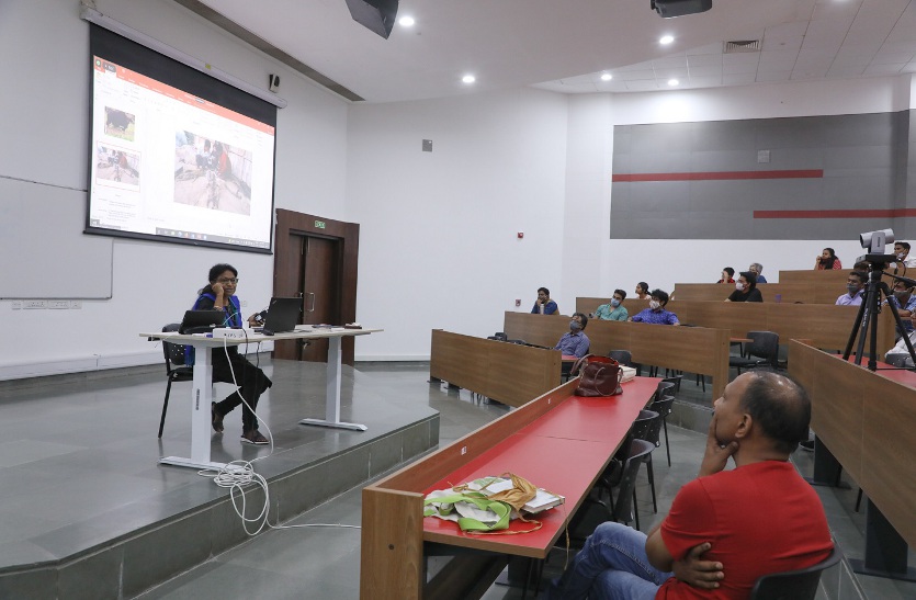 IIT-Gandhinagar : प्रोफेसर ने पुस्तक में उजागर किए वन्यजीव संरक्षण के पहलू