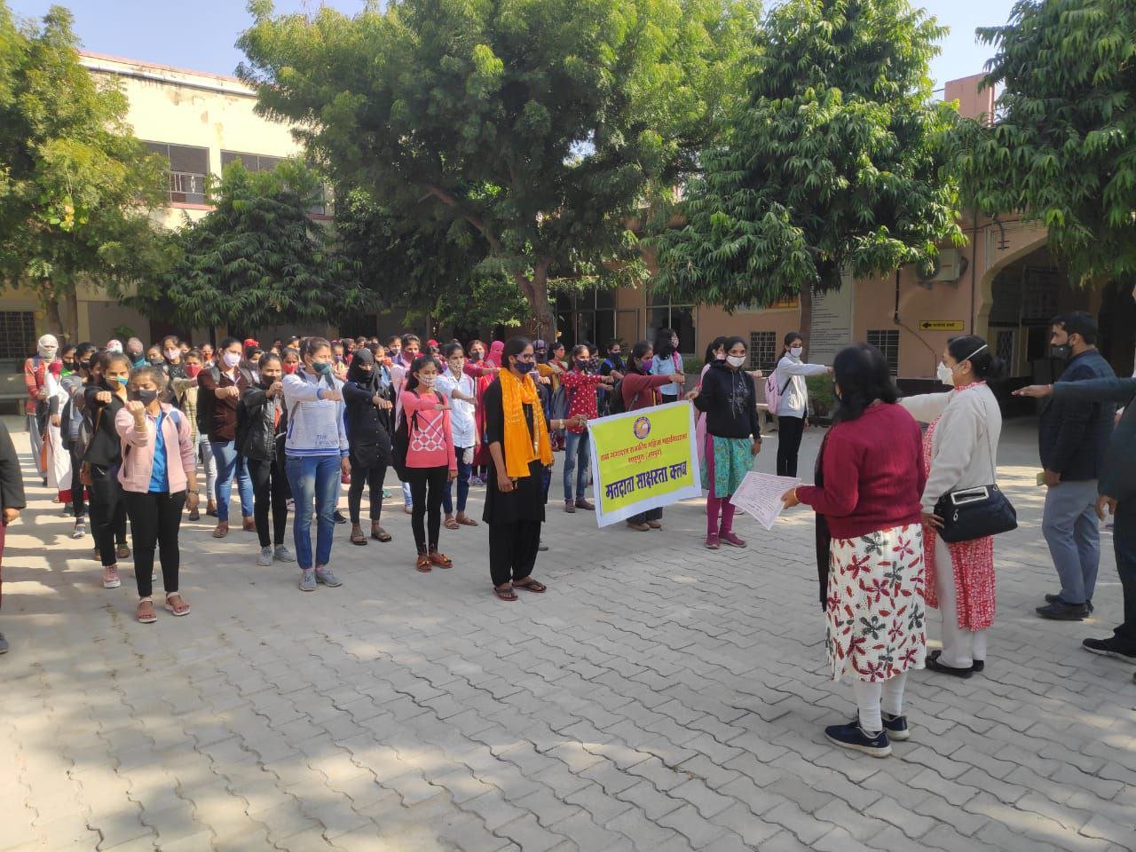 संविधान दिवस पर पोस्टर प्रदर्शनी, युवा मतदाताओं को किया जागरूक