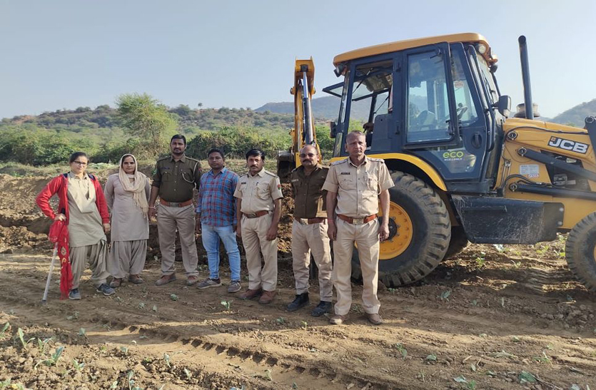 वन भूमि से विभाग की टीम ने हटाया अतिक्रमण