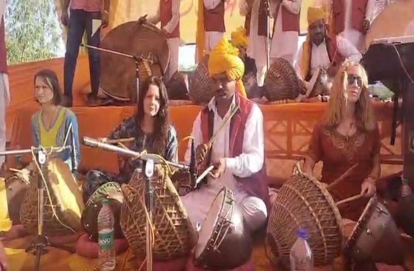 अजमेर पहुंची वसुंधरा राजे, स्वागत में उमड़े समर्थक बजाए ढोल-बाजे