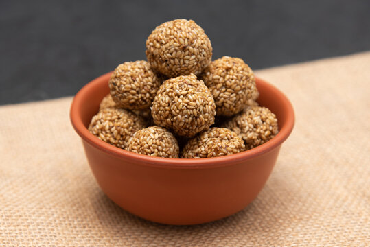 Health benefits of eating sesame laddu in winter | Benefits of Sesame Laddu: सर्दियों के मौसम में अपनी सेहत का ख्याल रखने के लिए खाएं तिल के लड्डू | Patrika News