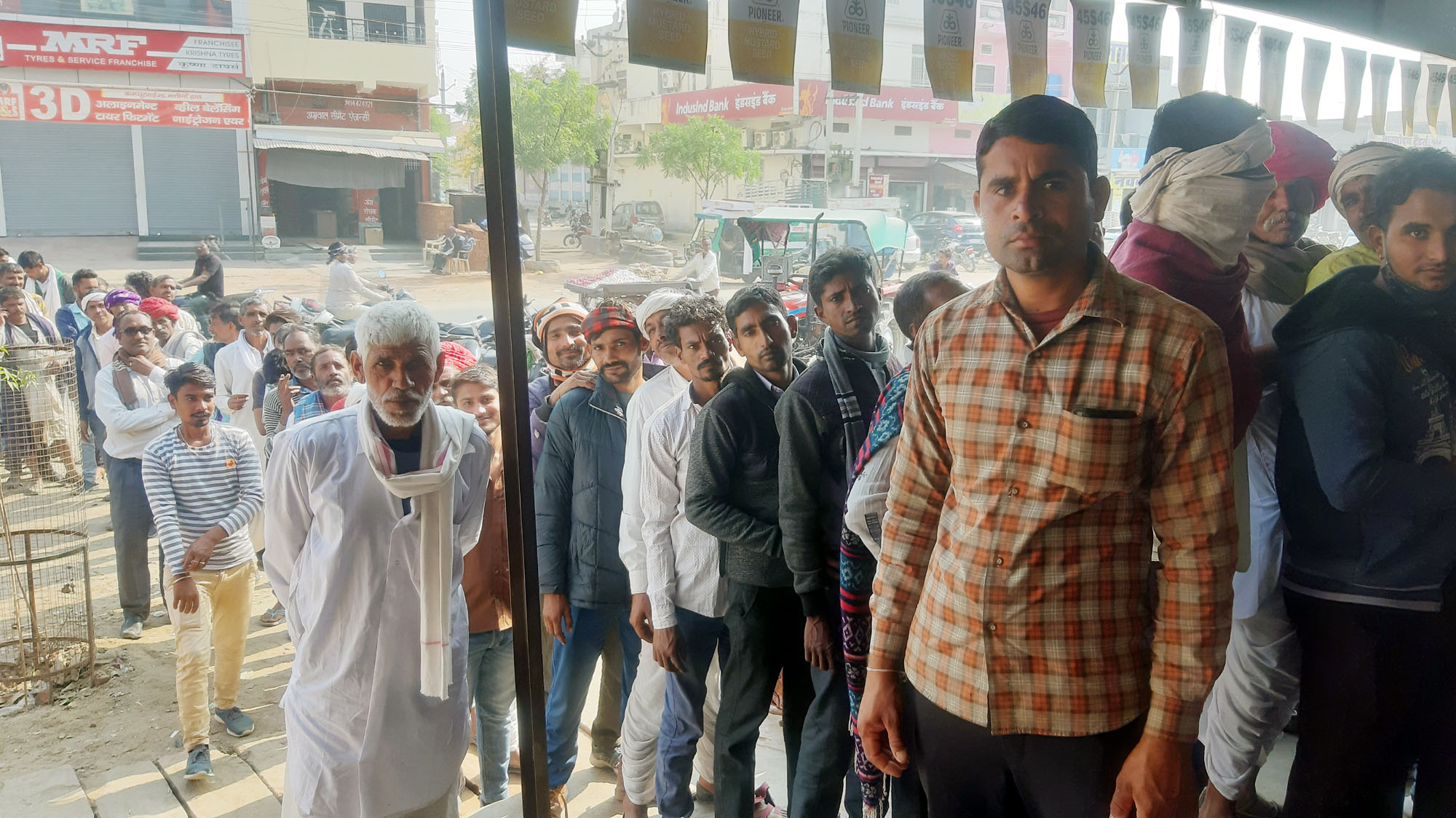 सिरोही में पुलिस की मौजूदगी में बंटा यूरिया खाद