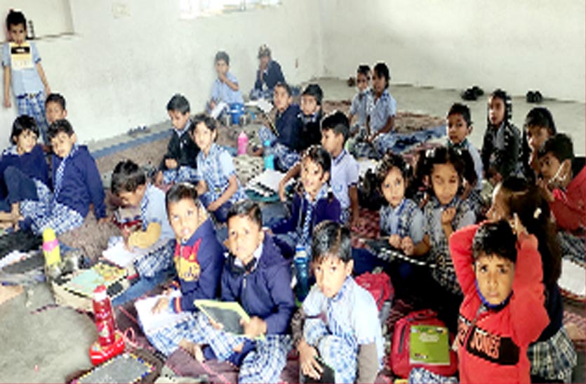 अनदेखी: सरकारी गाइडलाइन की उड़ रही धज्जियां