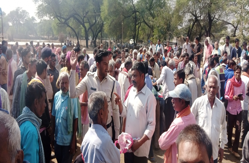 धान खरीदी केंद्र में भगदड़, कलेक्टर ने किया समिति प्रबंधक को निलंबित, गुस्से में किसानों ने किया जमकर हंगामा