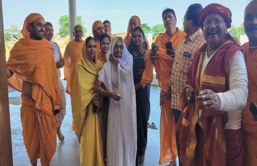 नारी हथकरघा उद्योग का वास्तुविधान के बाद शुभारंभ